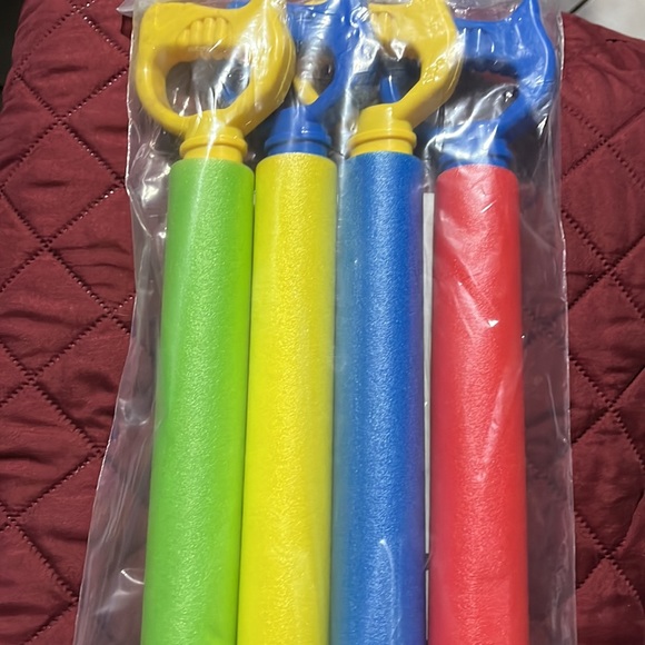 Kids toys 4 pack water blasters NEW NWT - Picture 10 of 10